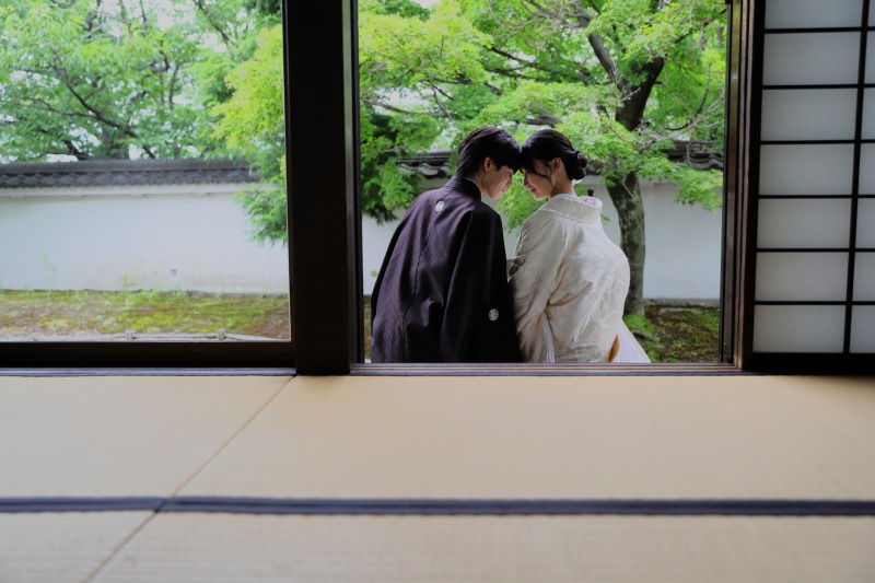 縁側で額を寄せ合う和装