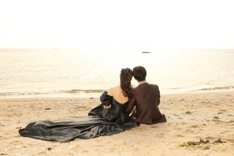 海を背景に撮るお二人のバックショット撮影