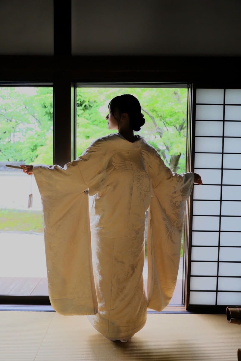 両袖を広げる白い和装