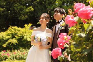 バラの綺麗な公園で白ドレス、海で黒ドレスでウエディングフォト撮影