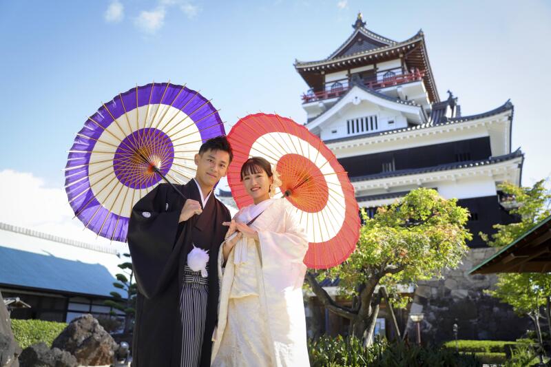 鮮やかな和傘でお城をバックに