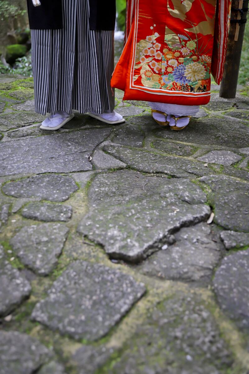 石畳を歩む二人の足元