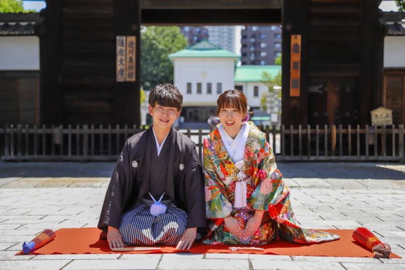 蓬左文庫前で正座の記念撮影
