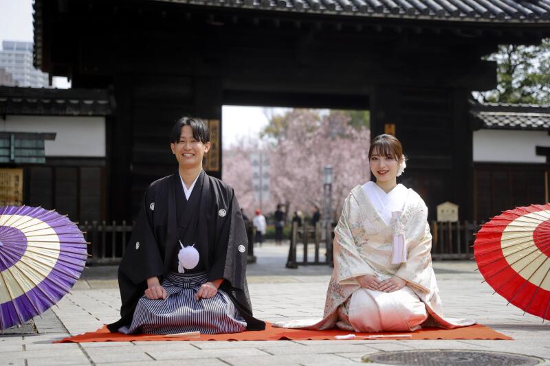 門をバックに正座ショット