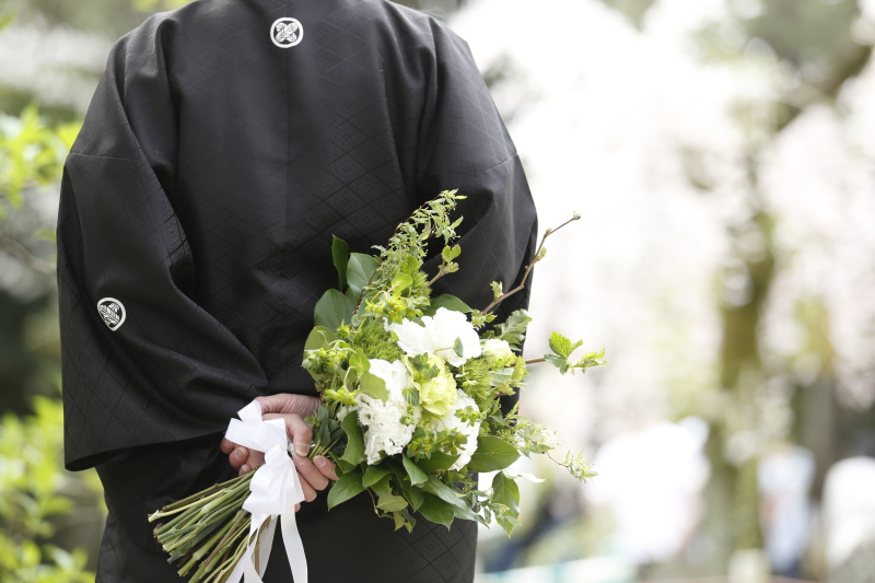 後ろ手にブーケを持って