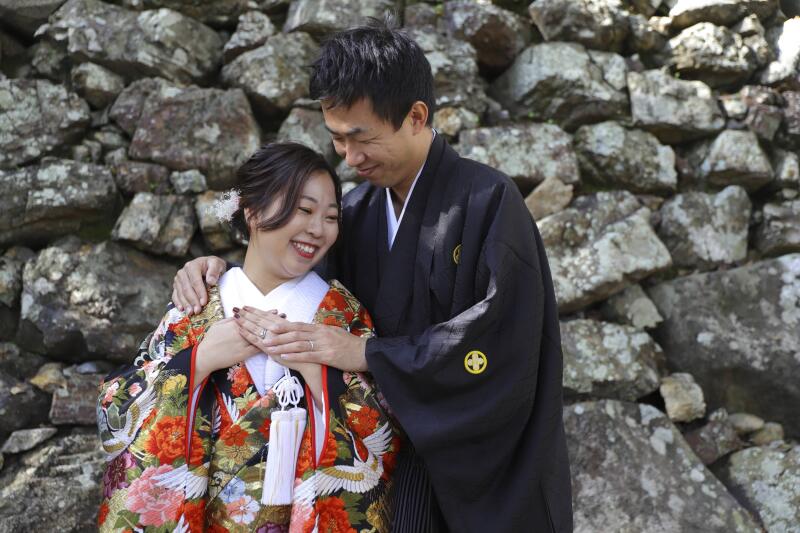 ぬくもりを感じる石垣の前