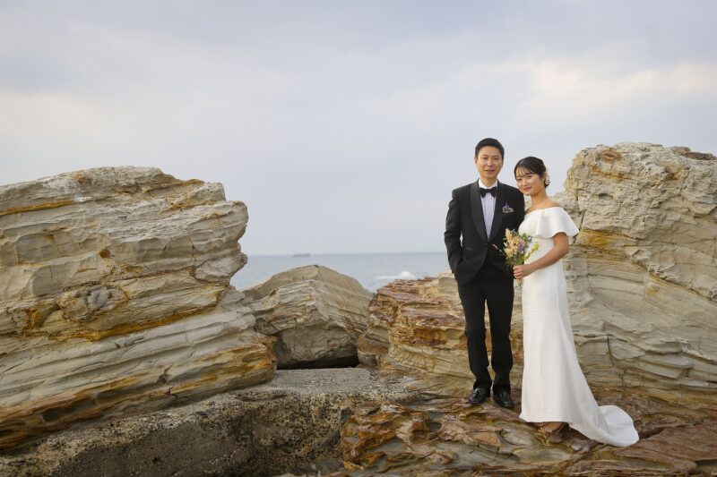 大自然に立つ二人