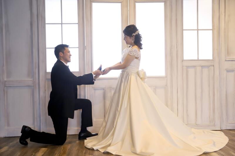 片膝をついて指輪を差し出すプロポーズカット