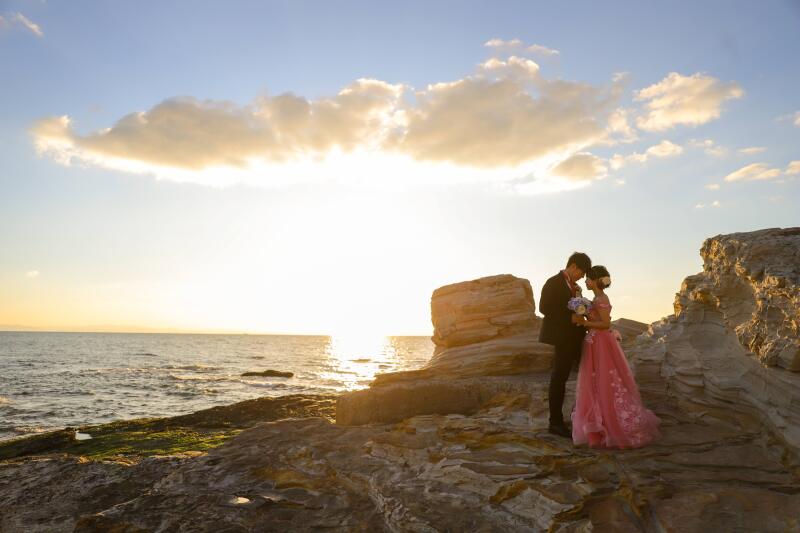 夕陽に包まれる岩場での一枚