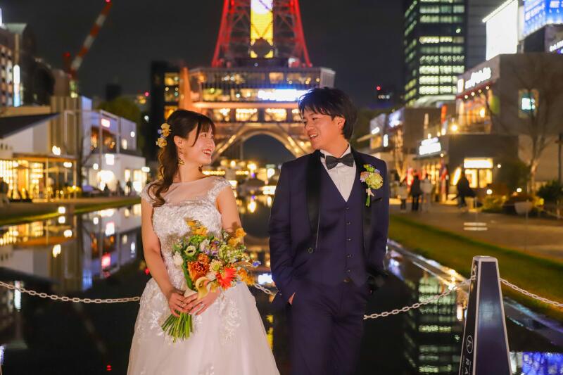 都会のシンボルと共に笑い合って