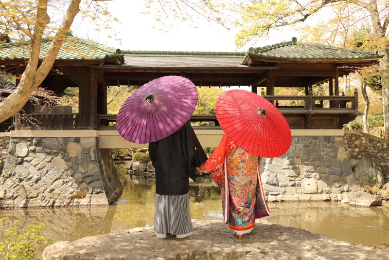 和風建築を背景にしたバックショット