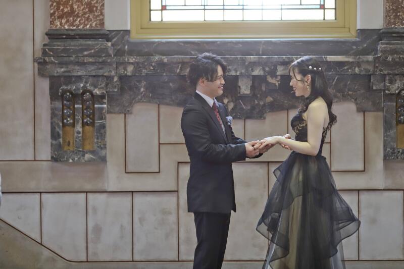 手を取り合い見つめ合うふたり