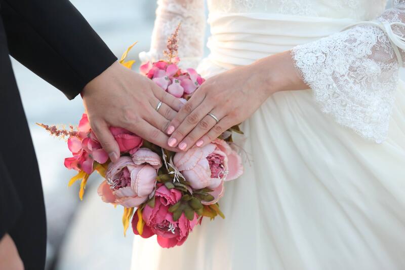 指輪にクローズアップした手元カット