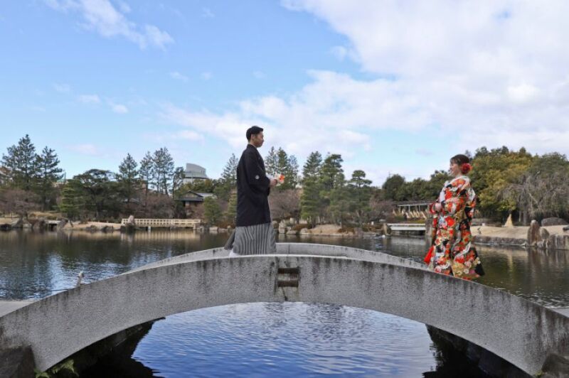 徳川園の豊かな自然と伝統的な和装が溶け込み、お二人の温かなお人柄が伝わる前撮り