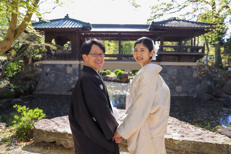 橋の上で振り返る優しい笑顔