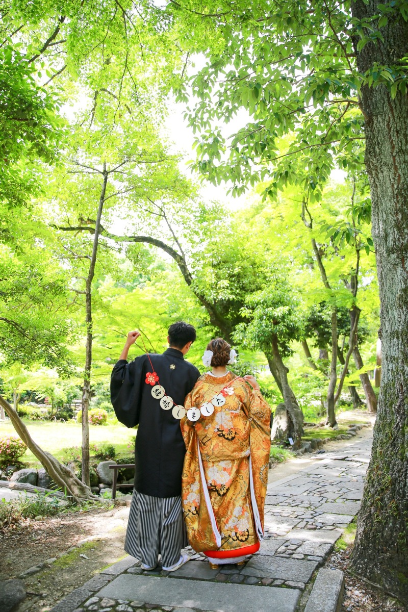 新緑の小径を歩む後ろ姿