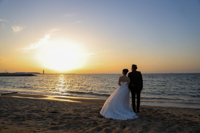 沈む夕日と歩む未来