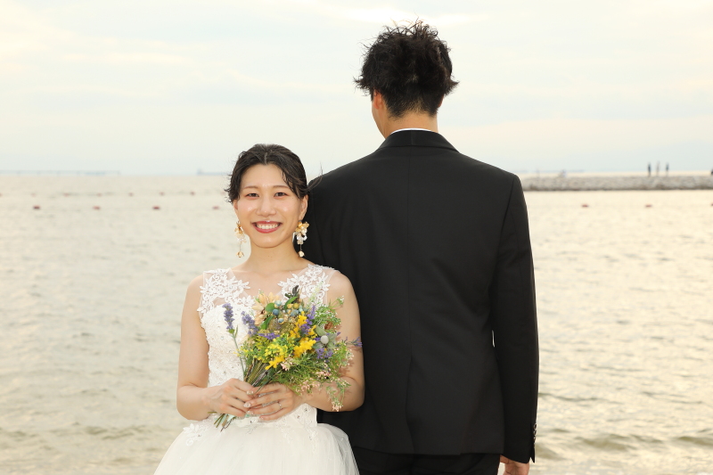 新郎の背中に寄り添う新婦