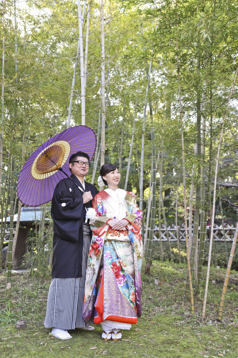 竹林をバックに