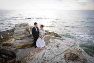 ゴツゴツとした岩場や、美しい灯台と共に、夕焼けに染まる海辺でのロケーションフォト