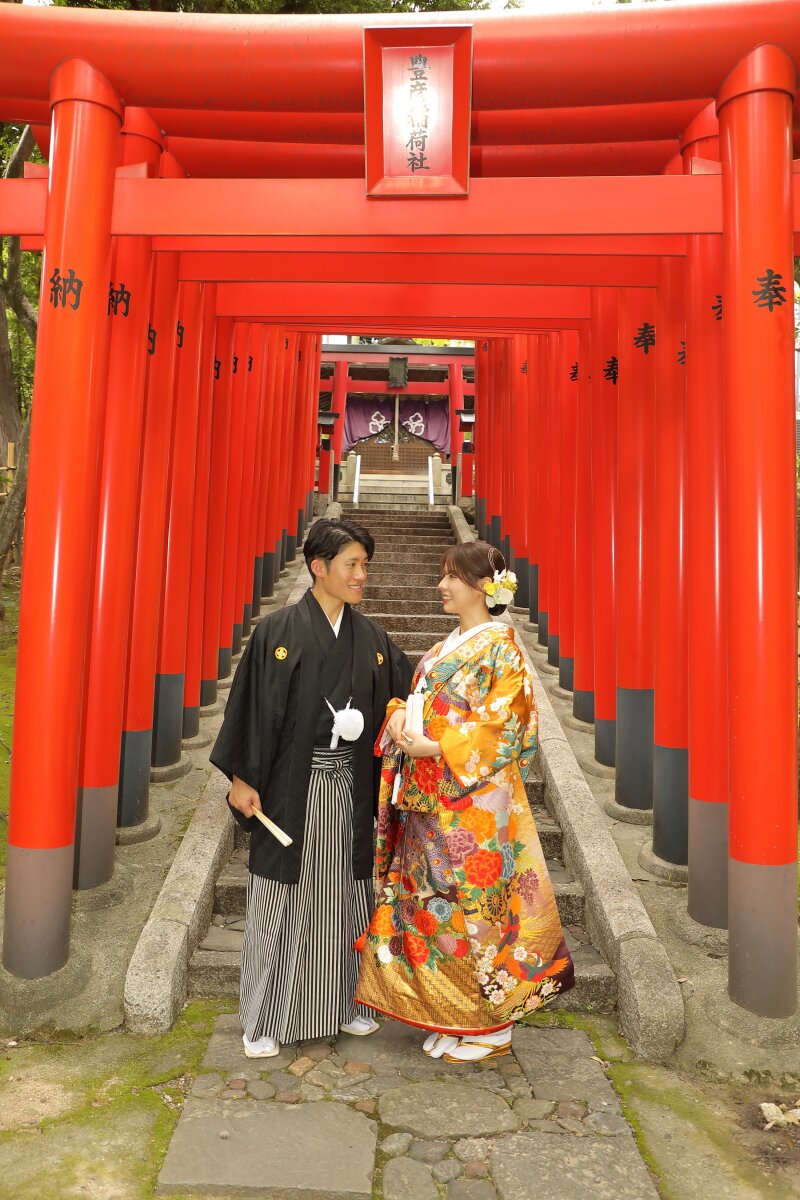 朱の鳥居のトンネルで見つめ合う