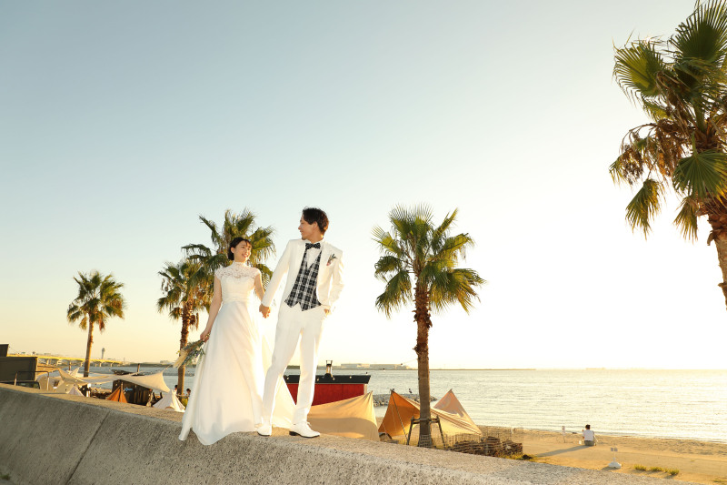 海とヤシの木をバックに