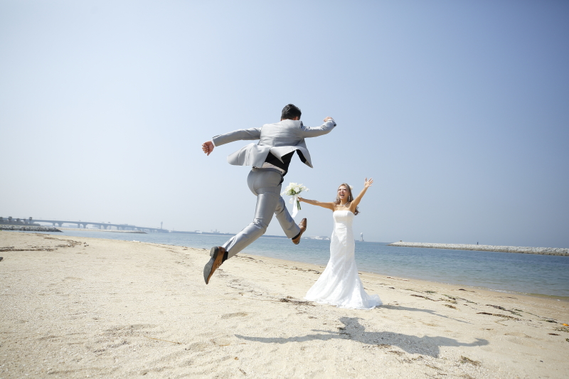 新婦の胸に飛び込んでいくジャンプシーン