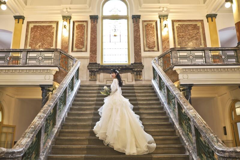 大階段でドレスのバックショット撮影