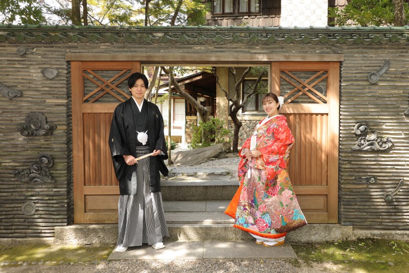 門の前にてカッチリと立ちポーズ