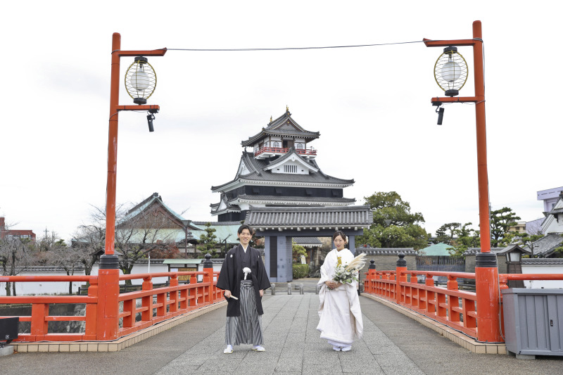 お城をバックに