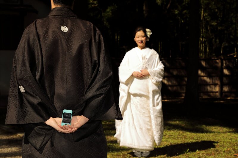後ろ手にそっと携える指輪