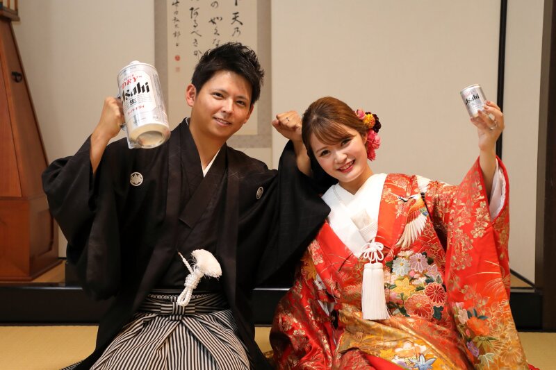祝杯を掲げる寛ぎの一枚