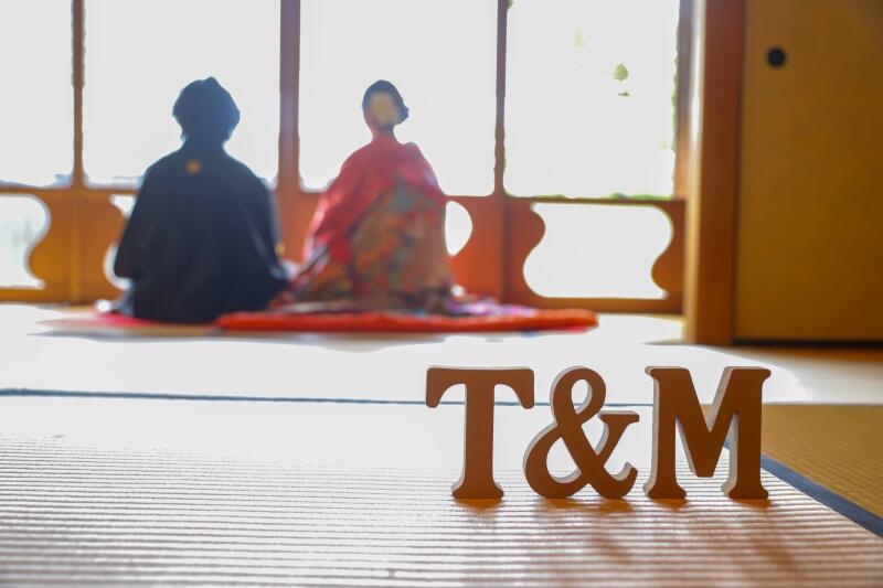 T&Mのイニシャルと寄り添う二人