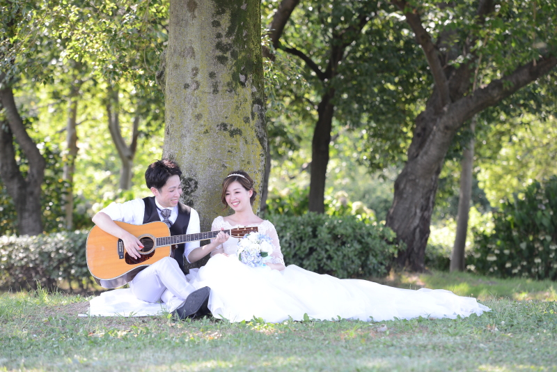 木陰でギターを弾き語り？！