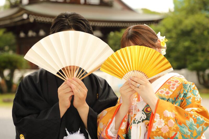 白と金、扇に隠れる二人のカット