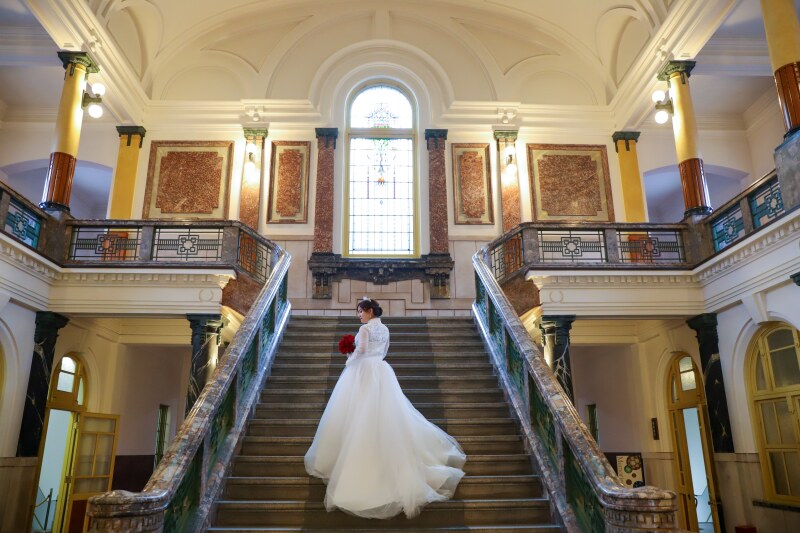 洋館に響くドレスの足音