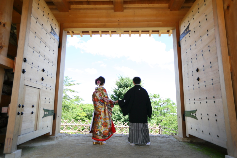 手を取り合って