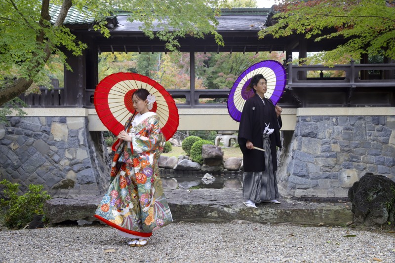 自然光が差し込む庭園ロケ