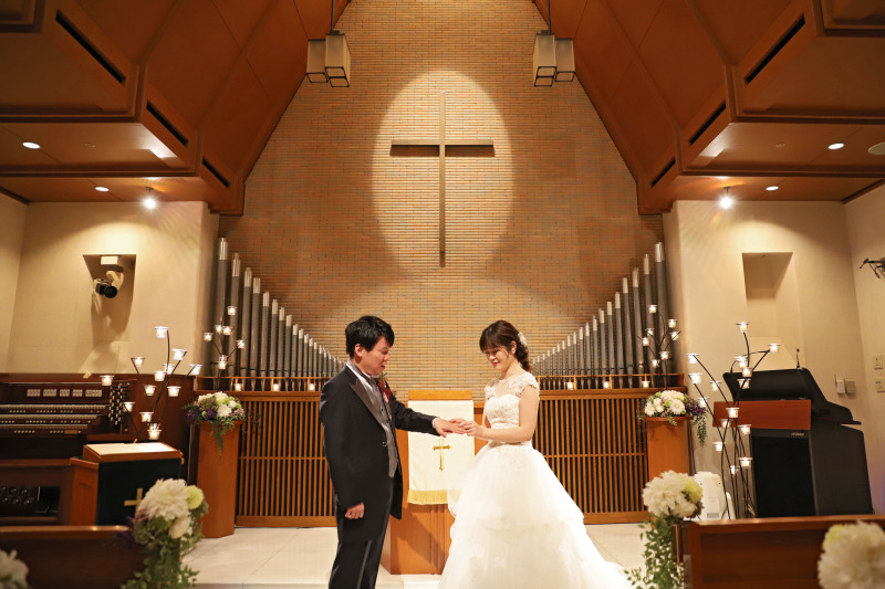 結婚の誓いに指輪を交換シーン