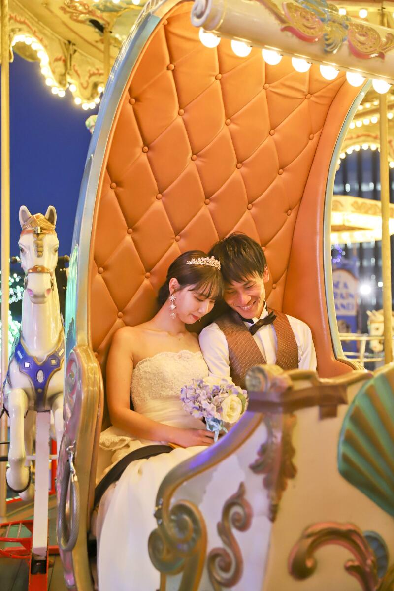 遊園地のメリーゴーランドに乗って