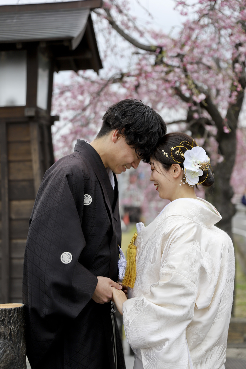 しだれ桜をバックにおでこコツンポーズ