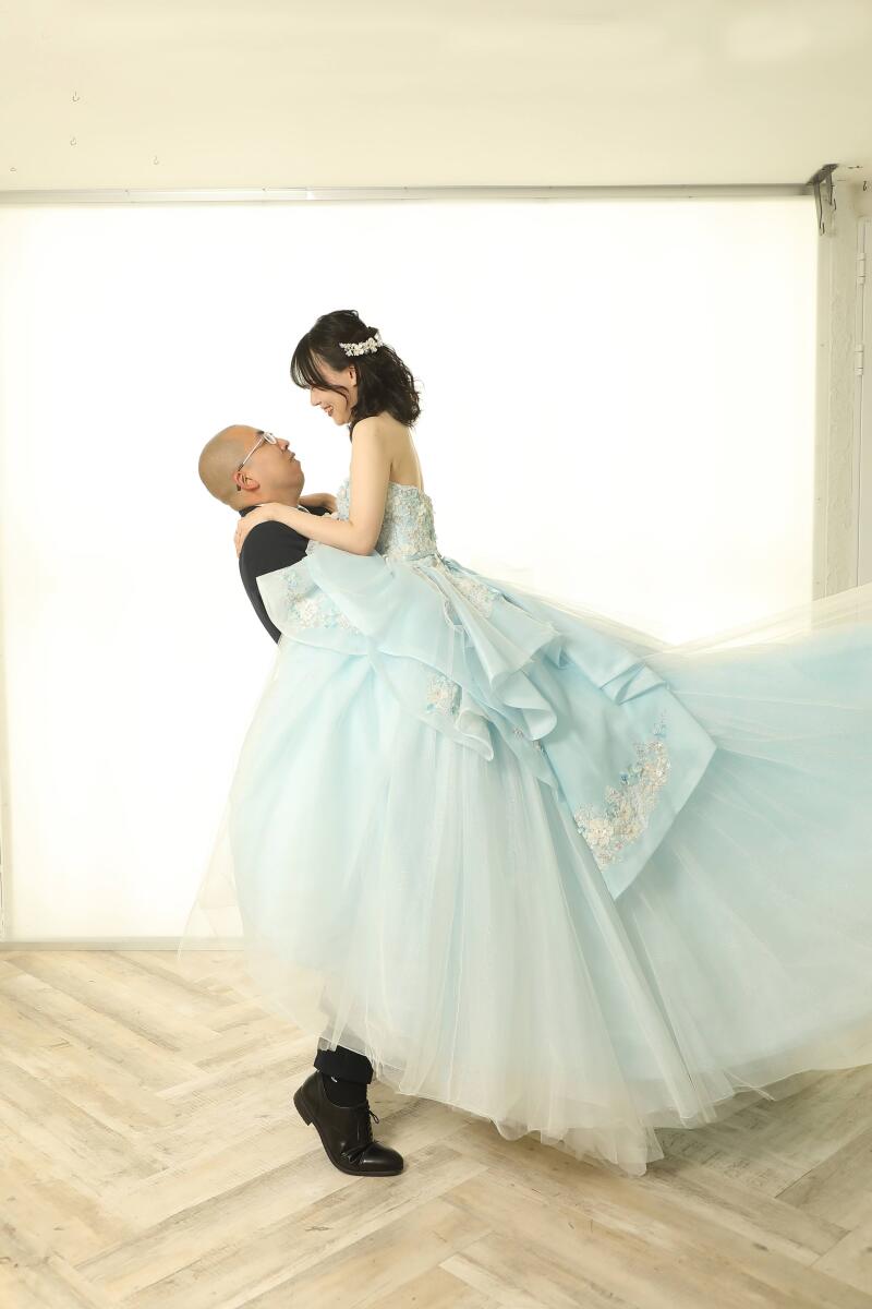 ご新郎様がご新婦様を抱え上げて撮る抱っこカット