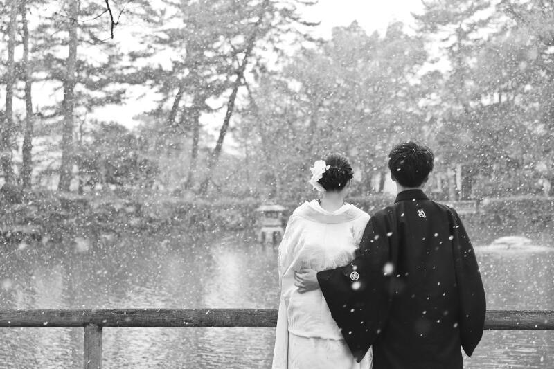 静寂に包まれる雪の庭園