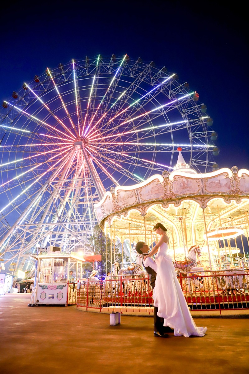 メリーゴーランドと観覧車をバックに