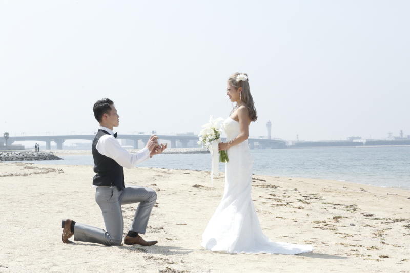 海岸でプロポーズカット撮影を