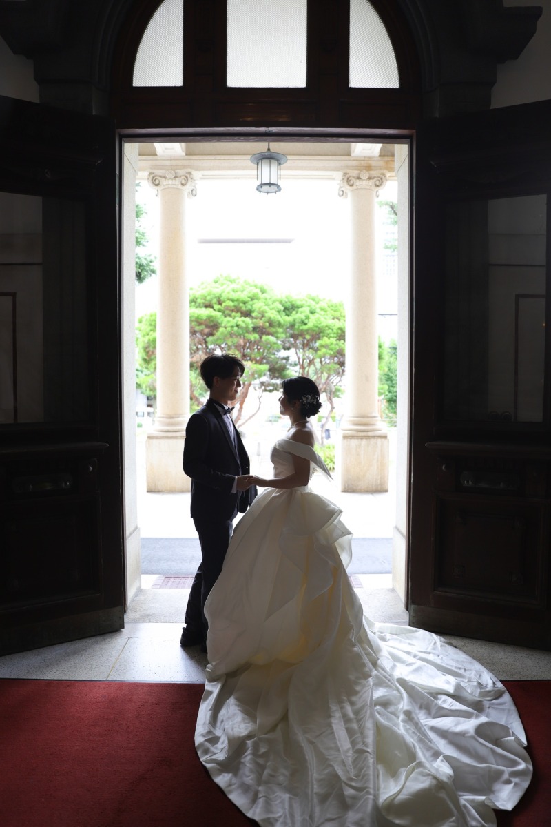 玄関ポーチで向き合う二人