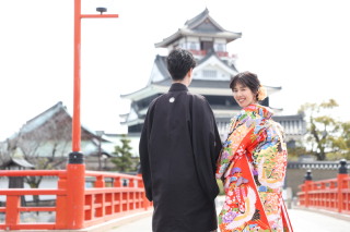 白無垢と色打掛の2着を赤い橋とお城をバックに