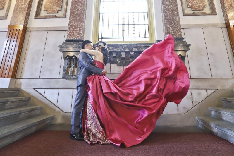 ドレスを舞い上げた瞬間の一枚