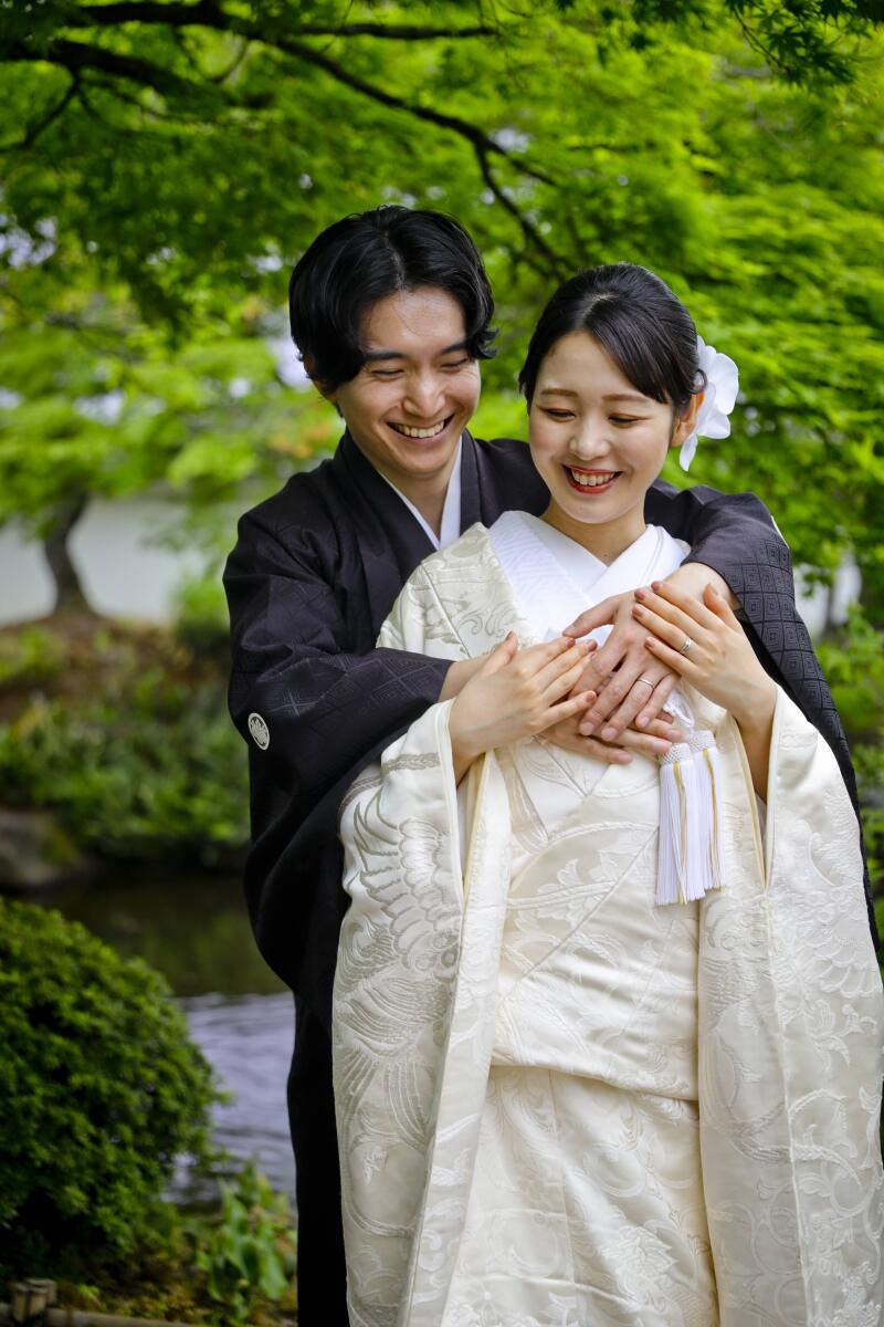 和装でバックハグ