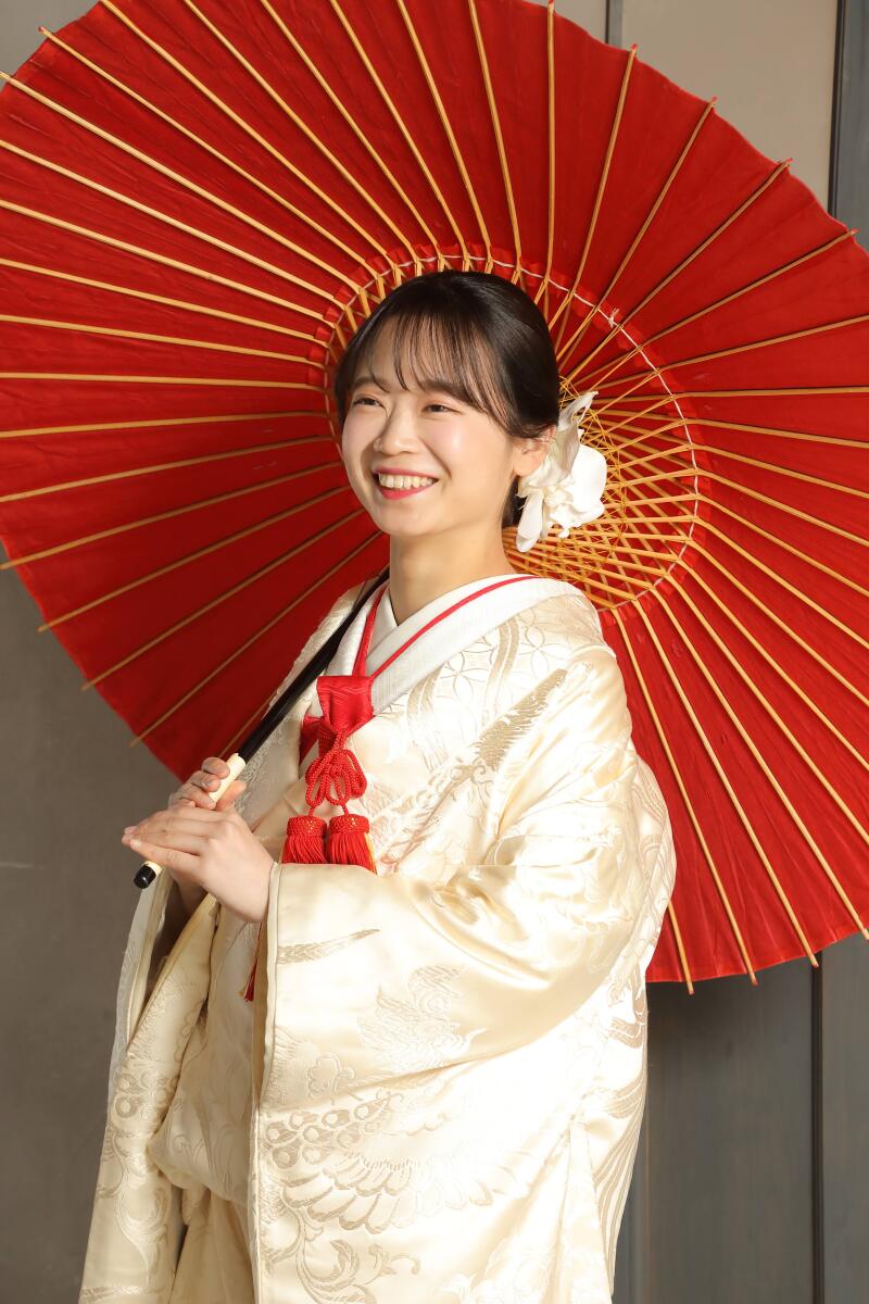 赤い和傘に映える笑顔